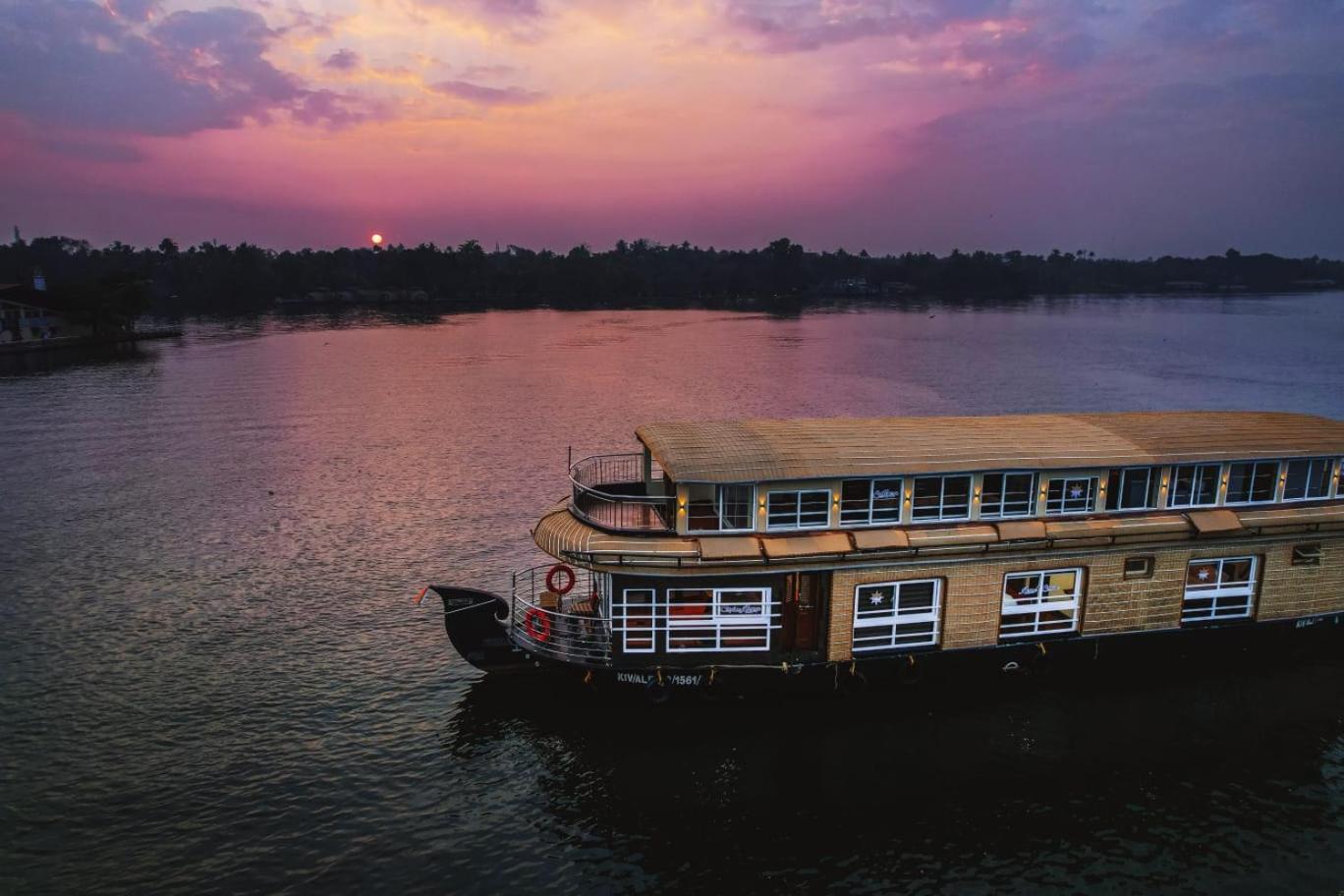 Hotel Venice Premium Houseboats Alleppey à Alappuzha Extérieur photo